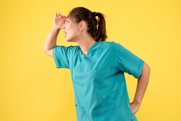 女医生前视图黄色背景上穿着医用衬衫的女医生视图肖像衬衫