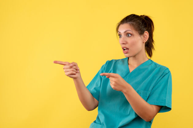 衬衫前视图黄色背景上穿着医用衬衫的女医生正面视图病毒