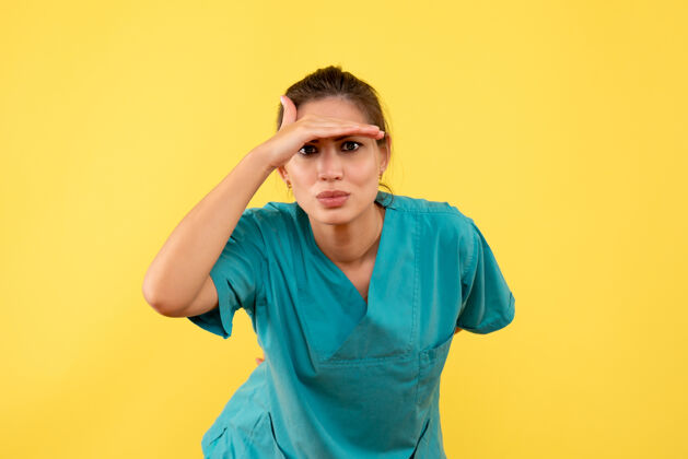 健康前视图黄色背景上穿着医用衬衫的女医生医疗休闲肖像