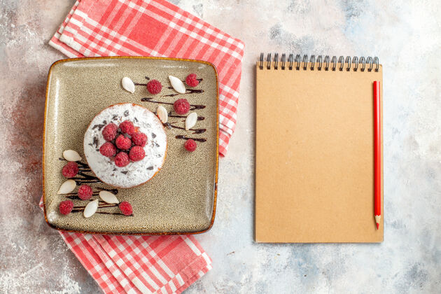 剪贴簿新鲜出炉的树莓蛋糕和钢笔笔记本的水平视图年龄树莓笔记本