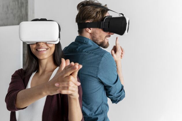 乐趣男人和女人一起在家玩虚拟现实耳机休闲虚拟现实虚拟现实耳机