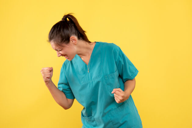 衬衫前视图黄色背景上穿着医用衬衫的女医生视图女医生专业