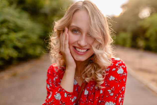 魅力迷人的时尚金发微笑的女人在公园波西米亚风格穿着红色衬衫夏季时尚服装戴耳环微笑的肖像时尚白色女孩