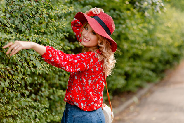 女性漂亮迷人的时尚金发微笑的女人在稻草红色帽子和衬衫夏季时尚服装年轻配饰优雅