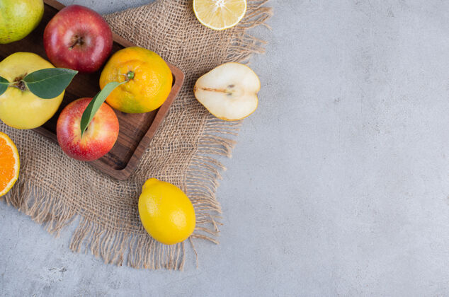 健康在木板上摆放各种水果 在大理石背景上放一块布橘子苹果美味
