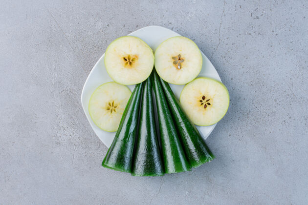 水果苹果片和苹果味的酸味小吃放在大理石背景的盘子里美味饮食健康