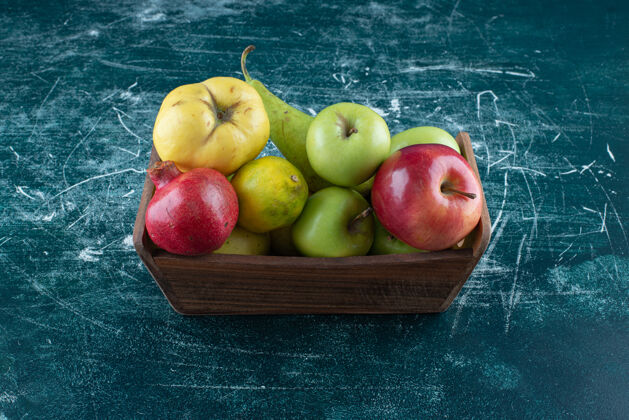 水果各种美味的水果装在木箱里新鲜多汁成熟