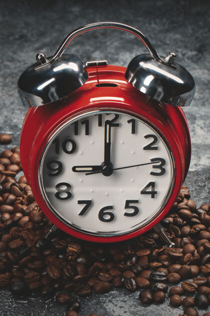 小时棕色咖啡籽的正面图 黑色的墙壁早晨唤醒组