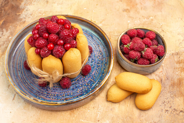 草莓近距离观看新鲜出炉的软蛋糕与水果和饼干的混合颜色表甜点成熟封闭