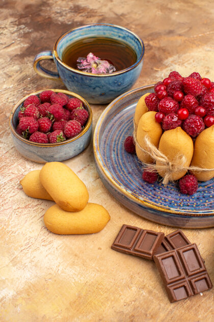 混合混合色桌上的热凉茶软蛋糕和水果巧克力条饼干的水平视图草药横条浆果