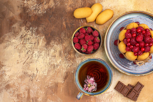 新鲜的混合色桌子上的热凉茶软蛋糕和水果巧克力条的水平视图午餐蔬菜可食用的水果