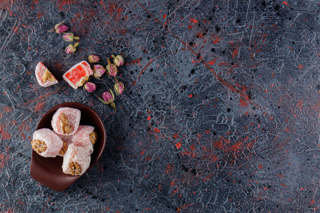 红色一碗传统的土耳其美食和玫瑰花变化烘焙粉色