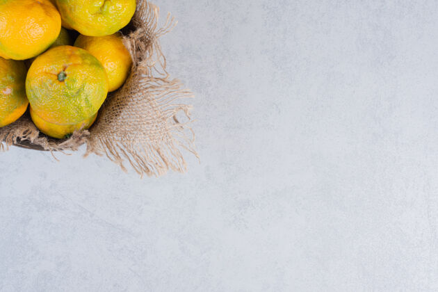 灰色灰色背景上的橘子果实特写照片新鲜柑橘堆