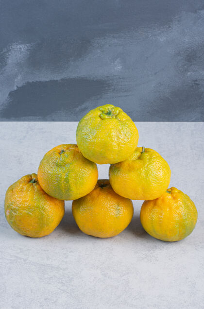 柑橘很多新鲜的橙子重叠在一起 就可以吃了许多组自然
