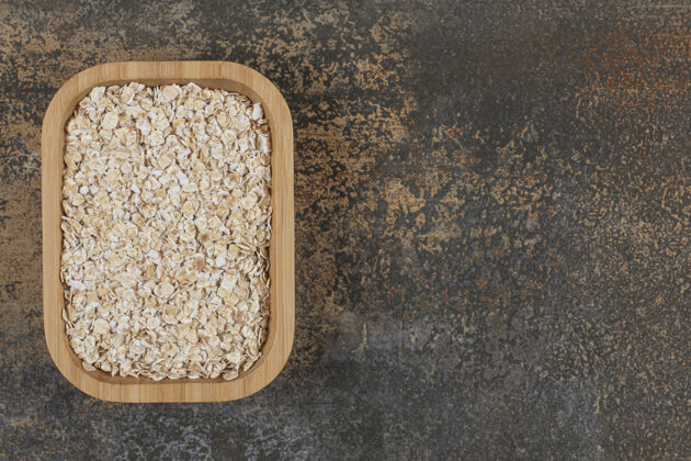燕麦把燕麦片放在木板上谷类健康薄片