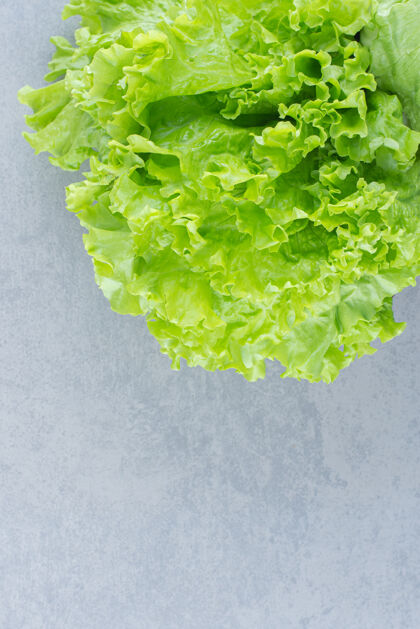 特写在灰色背景上孤立的莴苣叶子的特写照片蔬菜健康饮食