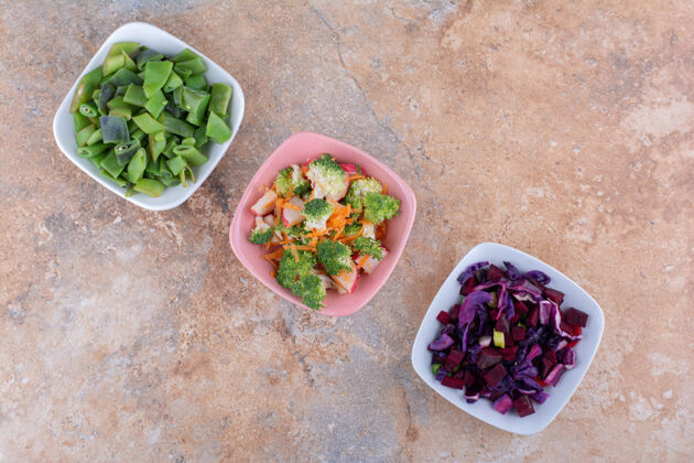 蔬菜切碎的蔬菜混合在碗里 放在大理石表面的毛巾上胡萝卜萝卜青花菜
