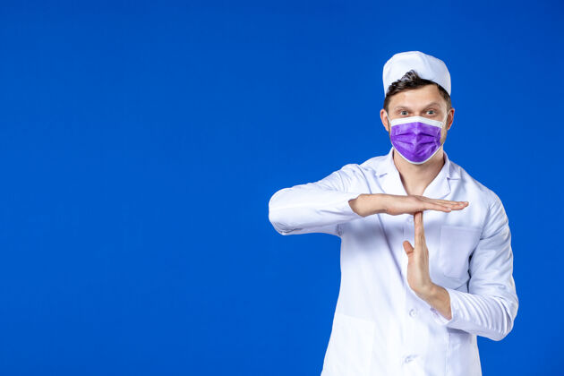 疫苗身穿医疗服 蓝色面罩的男医生正面图医院实验服病毒
