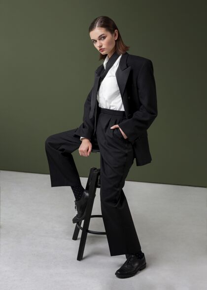 新女性优雅的女模特穿着夹克在楼梯上摆姿势新的女性概念衣服时尚衬衫