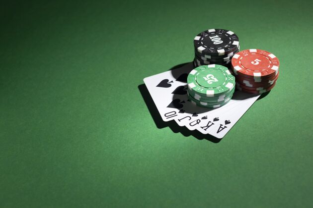 赌场堆叠赌场代币和皇家同花顺绿色背景赌场筹码游戏财富