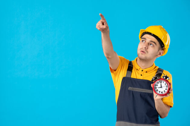 帽子身穿黄色制服 时钟指向蓝色的男工人正视图工作指针男工