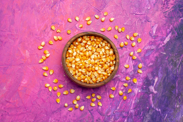 材料准备做爆米花的碗里的玉米新鲜的爆米花玉米油漆