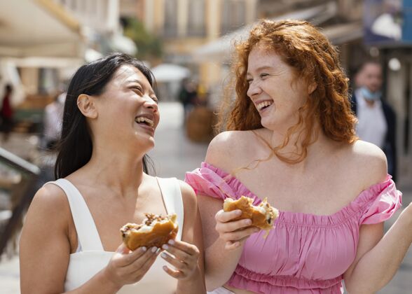 女人最好的朋友一起吃街边小吃美味快餐垃圾食品