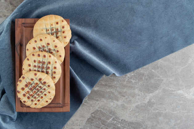 美味在木板上塞满巧克力的自制饼干面包房烘焙可可