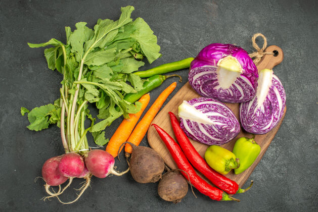 蔬菜新鲜的红色卷心菜切片俯视图熟的洋葱卷心菜