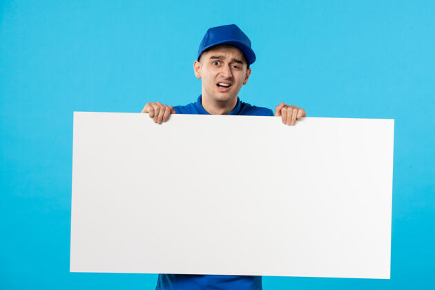 食宿男性信使的正面图 蓝色的白色桌子送货服务台地面