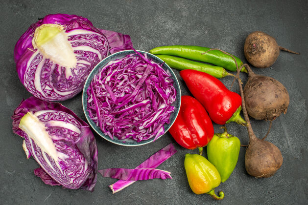 卷心菜黑色背景上的新鲜蔬菜切片红卷心菜俯视图红卷心菜胡椒食品