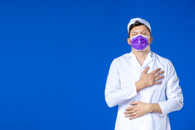 药品身穿医疗服 蓝色面罩的男医生正面图疫苗医院病毒