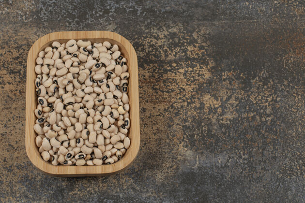 农业一堆干白豆放在木盘上有机肾脏食品