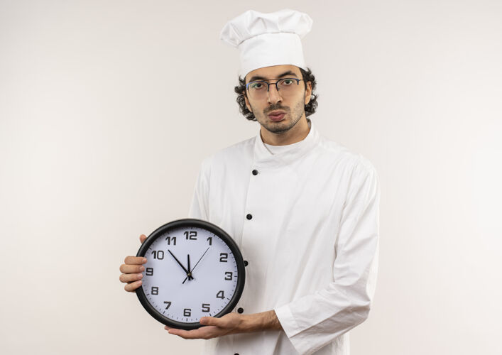 眼镜穿着厨师制服戴着眼镜拿着挂钟的年轻男厨师年轻制服厨师