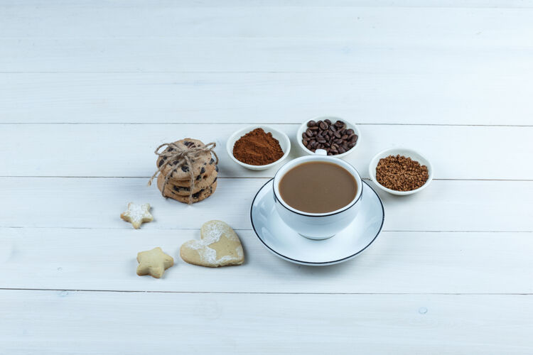 时钟一杯咖啡加咖啡豆 速溶咖啡 可可 不同类型的饼干放在白色木板背景上 高角度观看讨论热咖啡