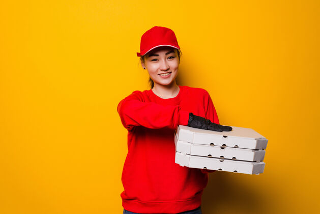 快乐披萨送货员拿着三个箱子人西班牙人信使