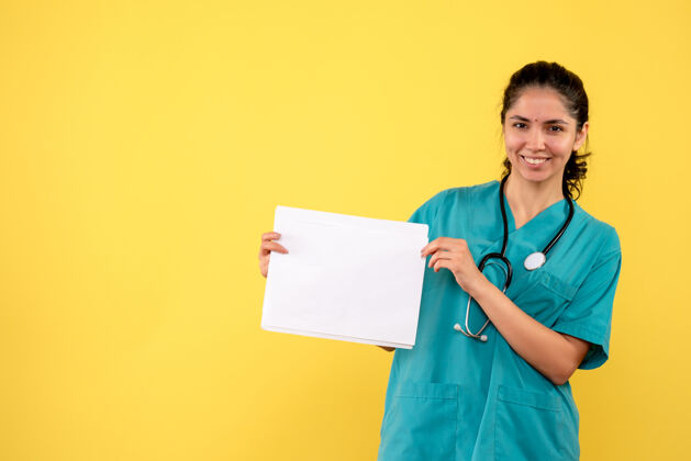 护士正面图快乐美丽的女医生拿着黄色背景的文件纸张背景男子