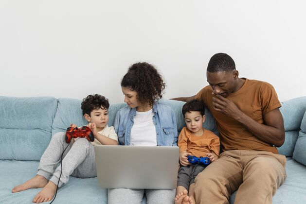 爱快乐的黑人家庭在笔记本电脑上看节目优质的时间熟悉爸爸