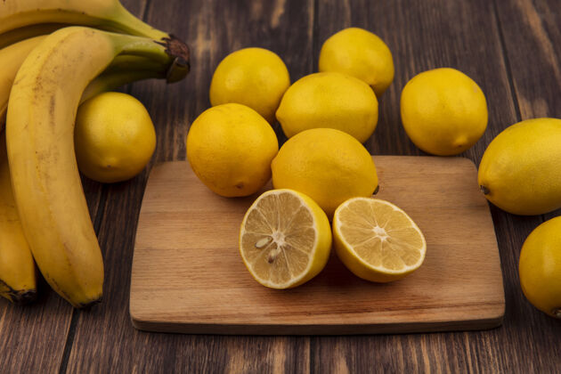 板新鲜的柠檬在木制厨房板上的顶视图 柠檬和香蕉被隔离在木制表面上切片水果木材