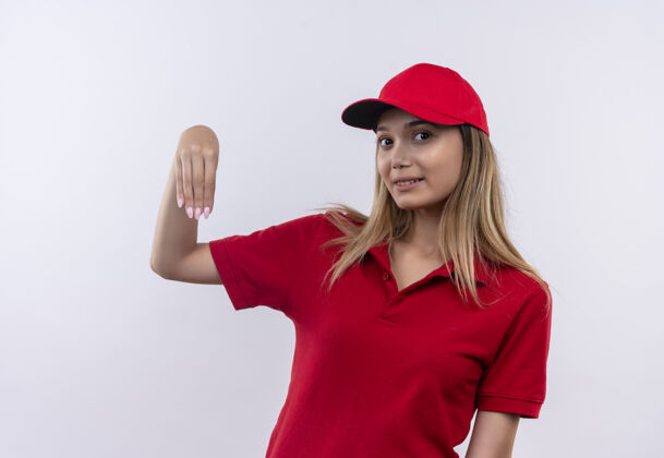 红色年轻的送货员穿着红色制服 戴着帽子 假装拿着什么东西制服假装年轻