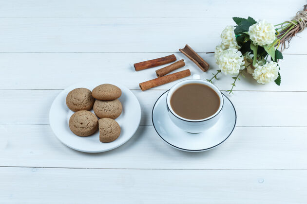 乐趣高角度观看一杯咖啡花 肉桂 饼干在白色木板背景水平时间咖啡花