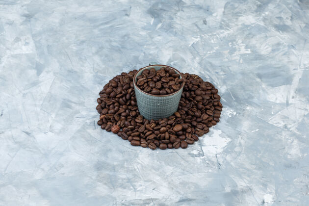 咖啡馆高角度看咖啡豆在杯灰石膏背景水平种子堆新鲜的