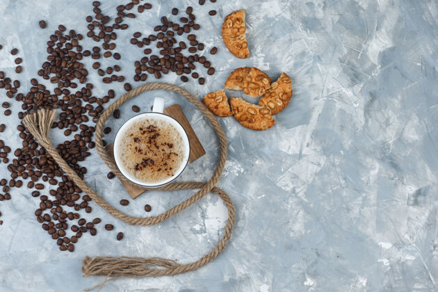 艺术顶视图咖啡杯饼干 咖啡豆 绳灰色石膏和木片背景水平自然香味杯子