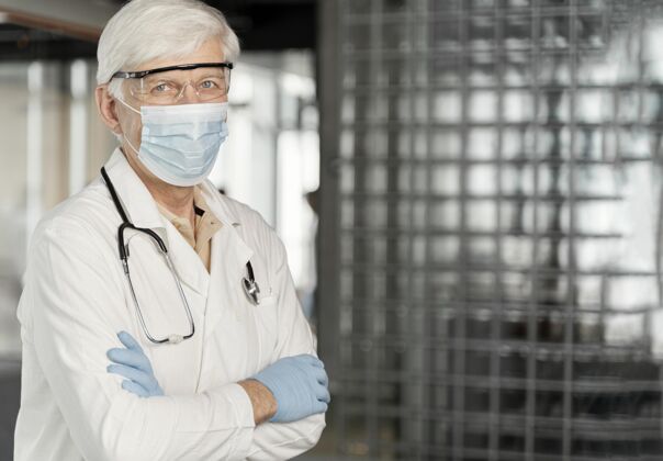 护理带医用面罩的男医生肖像实验室医学男人