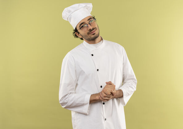 年轻年轻的男厨师穿着厨师制服 戴着眼镜 高兴地握手烹饪穿着握手