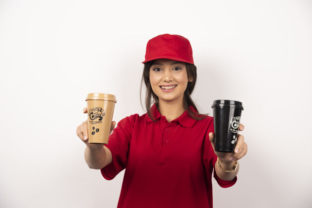 模特穿红制服的女人在给两杯白底咖啡女士帽子制服