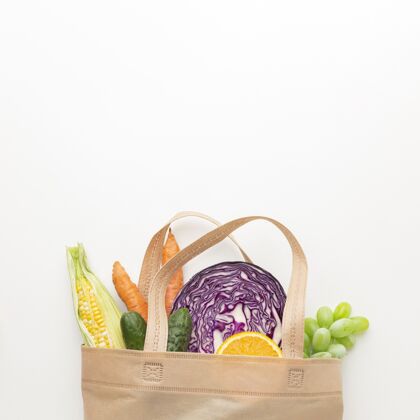 新鲜把蔬菜和水果平放在袋子里食物水果俯视图