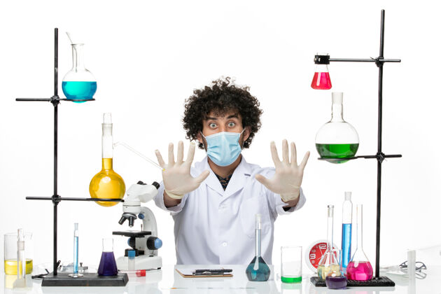 手正面图：男药剂师穿着医疗服 戴着面具 双手放在空白处实验室面具化学