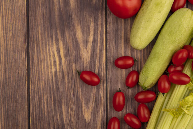 有机新鲜蔬菜的俯视图 如西红柿和西葫芦 隔离在一个木质表面上 带有复制空间西葫芦食品土豆