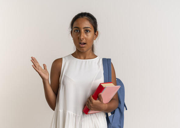 背包印象深刻的年轻女学生背着书包拿着笔记本 手放在旁边女学生穿着手持